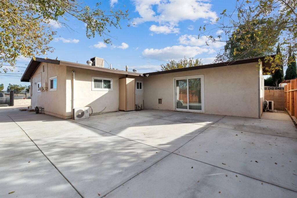 Modern City Ranch 3 Bdrm Family Home Access By Dirt Road Palmdale Dış mekan fotoğraf