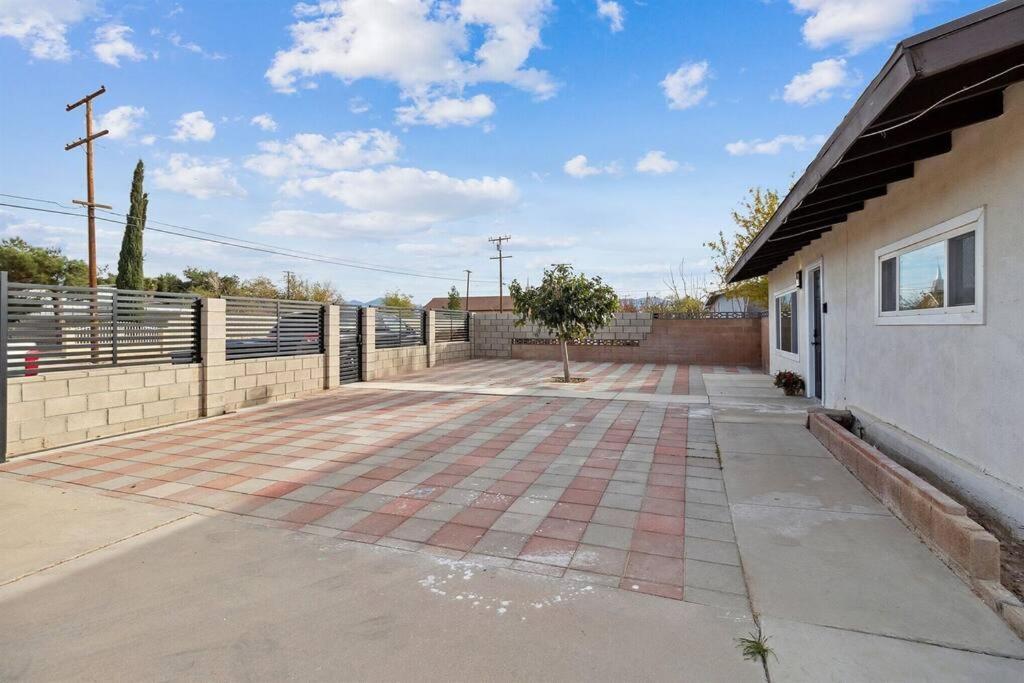 Modern City Ranch 3 Bdrm Family Home Access By Dirt Road Palmdale Dış mekan fotoğraf