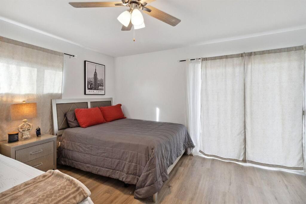 Modern City Ranch 3 Bdrm Family Home Access By Dirt Road Palmdale Dış mekan fotoğraf
