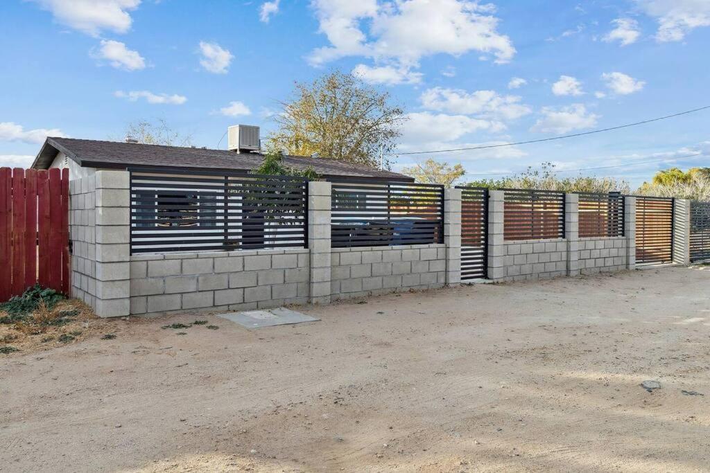 Modern City Ranch 3 Bdrm Family Home Access By Dirt Road Palmdale Dış mekan fotoğraf