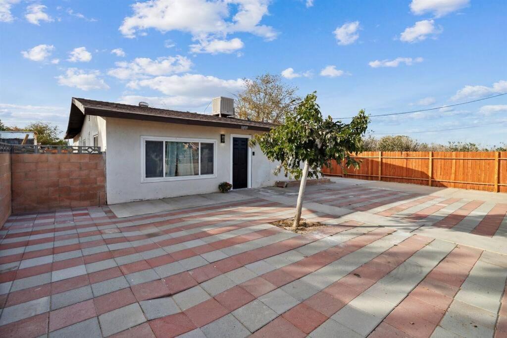 Modern City Ranch 3 Bdrm Family Home Access By Dirt Road Palmdale Dış mekan fotoğraf
